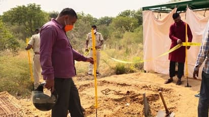 पिता रोज कब्रिस्तान में करता था इंतजार, मौत के 23 दिन बाद कब्र से बाहर निकाला गया बेटे का शव