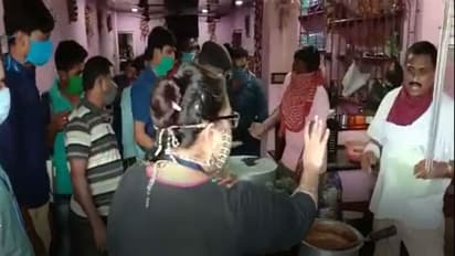 ফার্স্টফুডের দোকানের খাবার দেখে চোখ কপালে, প্রশ্ন করায় রোষের মুখে পড়ল খাদ্য দফতর