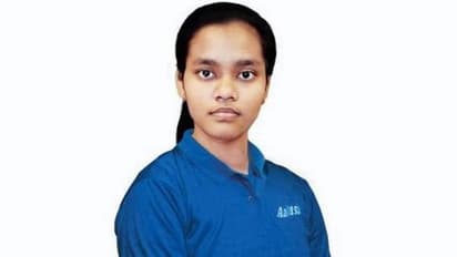 कोचिंग पढ़ने रोज 70 किलोमीटर जाती थी यूपी की ये NEET टॉपर लड़की, ऐसे ले आई फुल मार्क्स