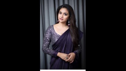 வெள்ளை சுடிதாரில் வேற லெவல் அழகு..! சமூக வலைத்தளத்தை தெறிக்க விட்ட கீர்த்தி சுரேஷ்..!