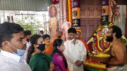 ಪತ್ನಿ ಜೊತೆಗೆ ಮಠದಲ್ಲಿ ಪೂಜಾ ಕಾರ್ಯ ಮಾಡಿದ್ರು ಡಿಕೆಶಿ