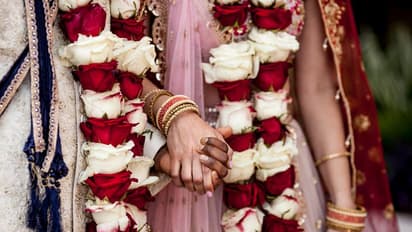 വിവാഹിതരാകുന്നവര്ക്ക് രണ്ടര ലക്ഷം രൂപ സമ്മാനം; മാതൃകാ പദ്ധതിയുമായി ഒഡിഷ സര്ക്കാര്