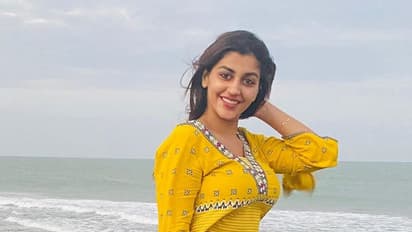 லோ நெக் ட்ரெஸ்ஸில் கீழே குனிந்தபடி யாஷிகா கொடுத்த போஸ்..! மூச்சுமுட்டி நிற்கும் இளசுகள்..!