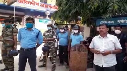 মেছোভেড়ি নিয়ে তৃণমূলের দুই গোষ্ঠীর বিবাদ মেটাতে সালিশি সভা, পুলিশ-বিডিও সামনেই উত্তপ্ত পরিস্থিতি