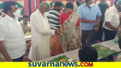 ದಸರಾ : ಮಾವುತರಿಗೆ ಭರ್ಜರಿ ಭೋಜನ ಬಡಿಸಿದ ಡಿಸಿ ರೋಹಿಣಿ ಸಿಂಧೂರಿ