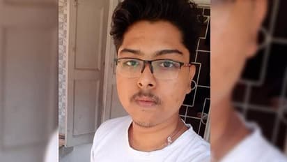 মেলেনি কোচিং, তবুও দরিদ্রতার পাহাড় পেরিয়ে মেডিক্য়ালে সফল শ্রমিকের ছেলে সৌরদীপ