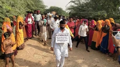 कोरोना पॉजिटिव हैं ये विधायक: गले में Covid-19 की तख्ती टांग लोगों के बीच घूम रहे, वजह भी जान लीजिए