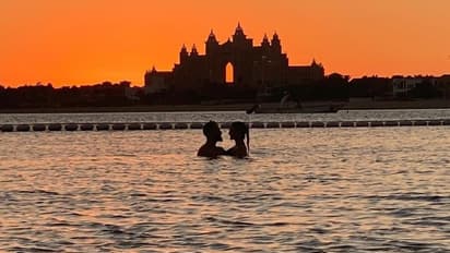 అనుష్క శర్మతో విరాట్ కోహ్లీ హాట్ ఫోజు... ఫోటో క్లిక్మనిపించిన ఏబీడీ...