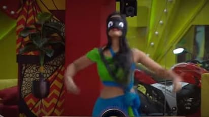 డాన్స్ షోలతో, నడుము అందాలతో రెచ్చిపోయి దివి, మోనాల్‌.. నాగ్‌ ఫిదా!