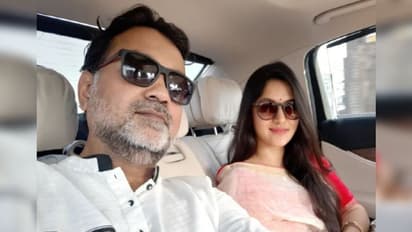 উষ্ণ আলিঙ্গন থেকে দেদার প্রেম, গঙ্গাবক্ষে ভাইরাল সৃজিত মিথিলা