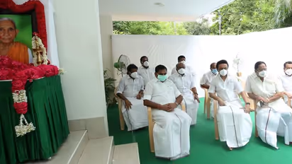 எடப்பாடியாரை இல்லத்திற்கே சென்று சந்தித்த திமுக தலைவர் ஸ்டாலின்: அதிமுக-திமுக தொண்டர்கள் மத்தியில் நெகிழ்சி