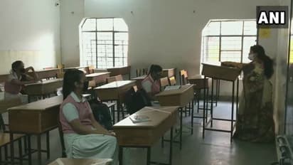 7 മാസത്തെ ഇടവേളയ്ക്ക് ശേഷം സംസ്ഥാനത്തെ സ്കൂളുകള് ഇന്ന് തുറക്കും;10, പ്ലസ്ടു ക്ലാസിലെ കുട്ടികള് സ്കൂളിലെത്തും