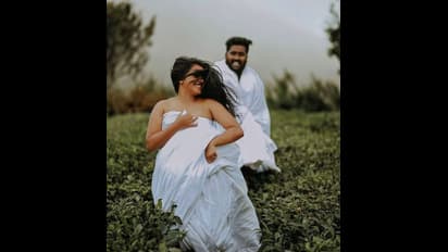 'নীচে কিছু পরেছেন কি', উষ্ণতা জড়ানো ছবি তুলে নীতি পুলিশের ডান্ডা খেলেন নবদম্পতি, দেখুন