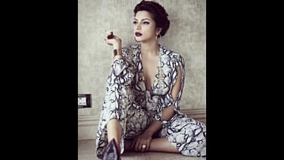 একঝটকায় বয়স কমেছে ১৫ বছর, বোটক্স না প্লাস্টিক সার্জারি, কীসের জাঁদুতে ভোলবদল সেক্সবম্ব শমার