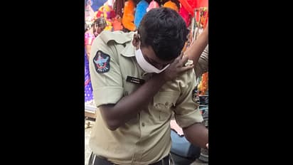 ప్రారంభించిన మూడు రోజులకే: కనకదుర్గ ఫ్లైఓవర్ నుండి పెచ్చులూడి కానిస్టేబుల్కి గాయాలు