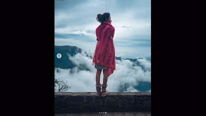 മേഘക്കൂട്ടങ്ങൾക്കിടയിൽ മിഴിനട്ട് അമല പോൾ; മനോഹരമെന്ന് ആരാധകർ