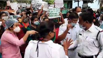 'রাজ্যবাসীরা চাকরি পাচ্ছে না-দখলে বহিরাগতরা', স্বাস্থ্য ভবনের সামনে গর্জন ৩ হাজার নার্সের