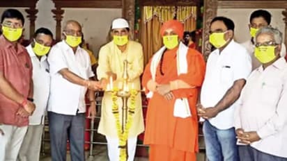 300-ലധികം വർഷം പഴക്കമുള്ള ലിംഗായത്ത് മഠത്തിൽ ദസ്റ ആഘോഷം ഉദ്ഘാടനം ചെയ്ത് മുസ്ലിം സമുദായ നേതാവ്