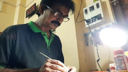 গিনেশ বুকে নাম তোলার অদম্য ইচ্ছা, ৩ মিলিমিটারের দুর্গামূর্তি বানালেন রায়গঞ্জের ব্যক্তি