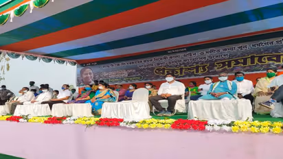 বিজেপির পালটা, বিশাল জনসভায় গেরুয়া ছেড়ে তৃণমূলে রাজ পরিবারের উত্তরসুরি