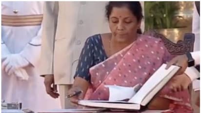 നവരാത്രി ഭക്തിസാന്ദ്രമാക്കാൻ ദിവസേന ഓരോ ദേവീസ്തുതിയുമായി നിർമലാ സീതാരാമൻ