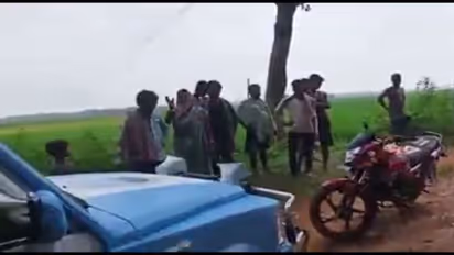 রাস্তার মাঝে কোমর সমান গর্ত, এ কেমন উন্নয়ন, গ্রামবাসীদের প্রশ্নে বিড়ম্বনায় টিম PK