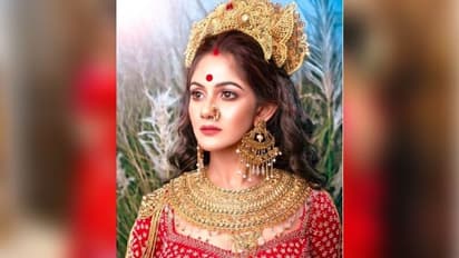 দুর্গার বেশে তৃণা সাহা, কাশবনে দেবীর রূপে ধরা দিলেন 'খড়কুটো'র নায়িকা