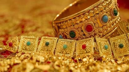 వరదనీటిలో గల్లంతు: కిలో బంగారం మాయం, బ్యాగ్ లభ్యం