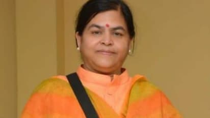 ಸೆಲ್ಫಿ ಬೇಕಾ 100 ರೂಪಾಯಿ ಕೊಡಿ, ಮತ್ತೊಂದು ವಿವಾದ ಮೈಮೇಲೆ ಎಳೆದ ಸಚಿವೆ!