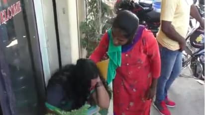 லாட்ஜில் கள்ளக்காதலியுடன் அஜால்குஜால் செய்த போலீஸ் கணவன்..! தர்ம அடிகொடுத்து வீதியில் அழைத்துச் சென்ற மனைவி.!