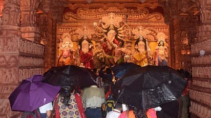 এক কোভিডে রক্ষে নেই, বৃষ্টি তার দোসর - নিম্নচাপের ভ্রুকুটিতে আরোই ধুয়ে যেতে পারে পুজোর রঙ