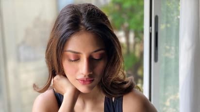 উন্মুক্ত উরু,পরণে নেই প্যান্ট, সাদা শার্টে উঁকি দিচ্ছে 'অন্তর্বাস', বই পড়তে গিয়েও Trolled নুসরত