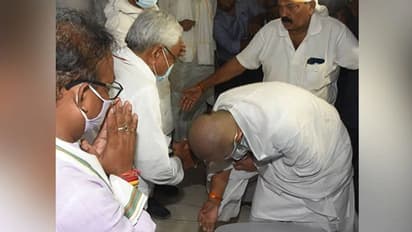 నితీశ్ పాదాలకు మొక్కి.. అంతలోనే బాంబు పేల్చిన చిరాగ్ పాశ్వాన్