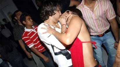 অশ্লীল পোশাকে নরেন্দ্র মোদীর ছবি, স্তনযুগল দান করা, কন্ট্রোভার্সি ক্যুইন রাখির সেরা বিতর্ক