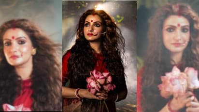 খোলা চুল- মাথাভর্তি সিঁদুর, পদ্মফুল হাতে উমার আগমন, ভাইরাল ভিডিও