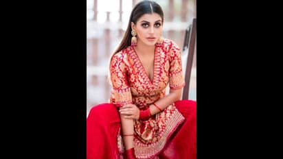 தீபாவளி ஸ்பெஷல்: கையில் விளக்குடன் கவர்ச்சியாக போஸ் கொடுத்த யாஷிகா... கண்களை கூசவைக்கும் கிளிக்ஸ்...!