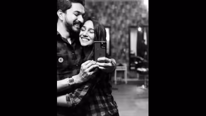 காதலியுடன் நெருக்கமாக பிறந்தநாள் கொண்டாடிய முகேன் ராவ்..! காதல் பொங்கி வழியும் புகைப்படங்கள்..!