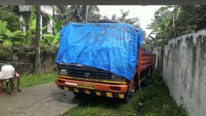 12 டன் முந்திரி லாரியை கத்தியை காட்டி கடத்திய அதிமுக முன்னாள் அமைச்சர் மகன் கைது..!