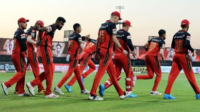 நான் தான் ஆரம்பத்துல இருந்தே சொல்றனே; ஆர்சிபி அதுக்குலாம் சரிப்பட்டு வரமாட்டாய்ங்க! முன்னாள் கேப்டன் மரண கலாய்