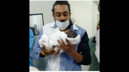 ಹುಟ್ಟಿದ ಕ್ಷಣವೇ ಜೂನಿಯರ್ ಚಿರು ಫೋಟೋ ರಿವೀಲ್!