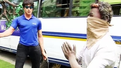 नवरात्रि में भगवान बने सोनू सूद, दुर्गा पंडाल में हो रही उनकी पूजा..देखिए दिल छू लेने वाली तस्वीरें