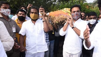 నాయిని అంత్యక్రియలు పూర్తి: పాడె మోసిన మంత్రి కేటీఆర్