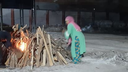 पत्नी को अकेले करना पड़ा पति का अंतिम संस्कार, नहीं आया कोई..रोते हुए कांपते हाथों से यूं जलाई चिता