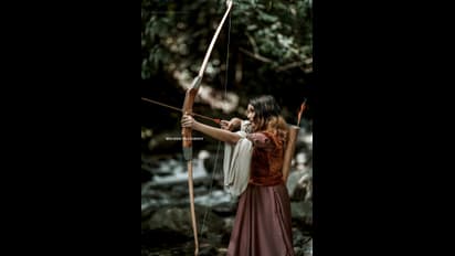 ആരിത് ? സൂസൻ പെവെൻസിയോ ? തരംഗമായി അനിഖയുടെ ഫോട്ടോഷൂട്ട്