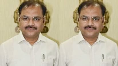 జాయింట్ కలెక్టర్ పెద్దమనసు: వృద్ధురాలి చేతిలో వెయ్యి పెట్టి.. క్షేమంగా ఇంట్లో దించి