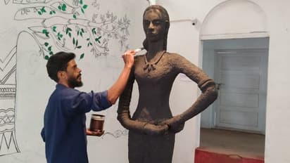 'നൃത്തം ചെയ്യുന്ന പെണ്‍കുട്ടി'യെ പുനരാവിഷ്കരിച്ച് ഇടുക്കിയിലെ  ശില്പകലാ അധ്യാപകന്‍