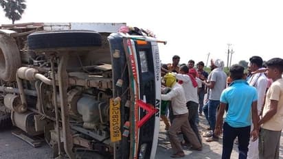 तेजस्वी यादव की रैली से लौटे समर्थकों से भरी वैन पलटी, एक की मौत, अस्पताल में हंगामा
