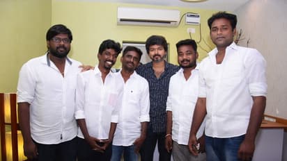 ആരാധകര്‍ക്കൊപ്പം അവരിലൊരാളായി വിജയ്; ട്വിറ്ററില്‍ ട്രെന്‍ഡിംഗ് ആയി ചിത്രങ്ങള്‍