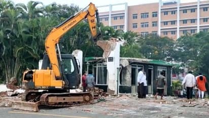 జగన్ ప్రభుత్వానికి ఎదురు దెబ్బ: గీతం కూల్చివేతలపై హైకోర్టు ఆదేశాలు