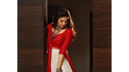 చి. ప్రదీప్కి చి.ల.సౌ శ్రీముఖి రాయునది ఏమనగా?.. ఎరుపు అందాల ఫోటోస్ వైరల్